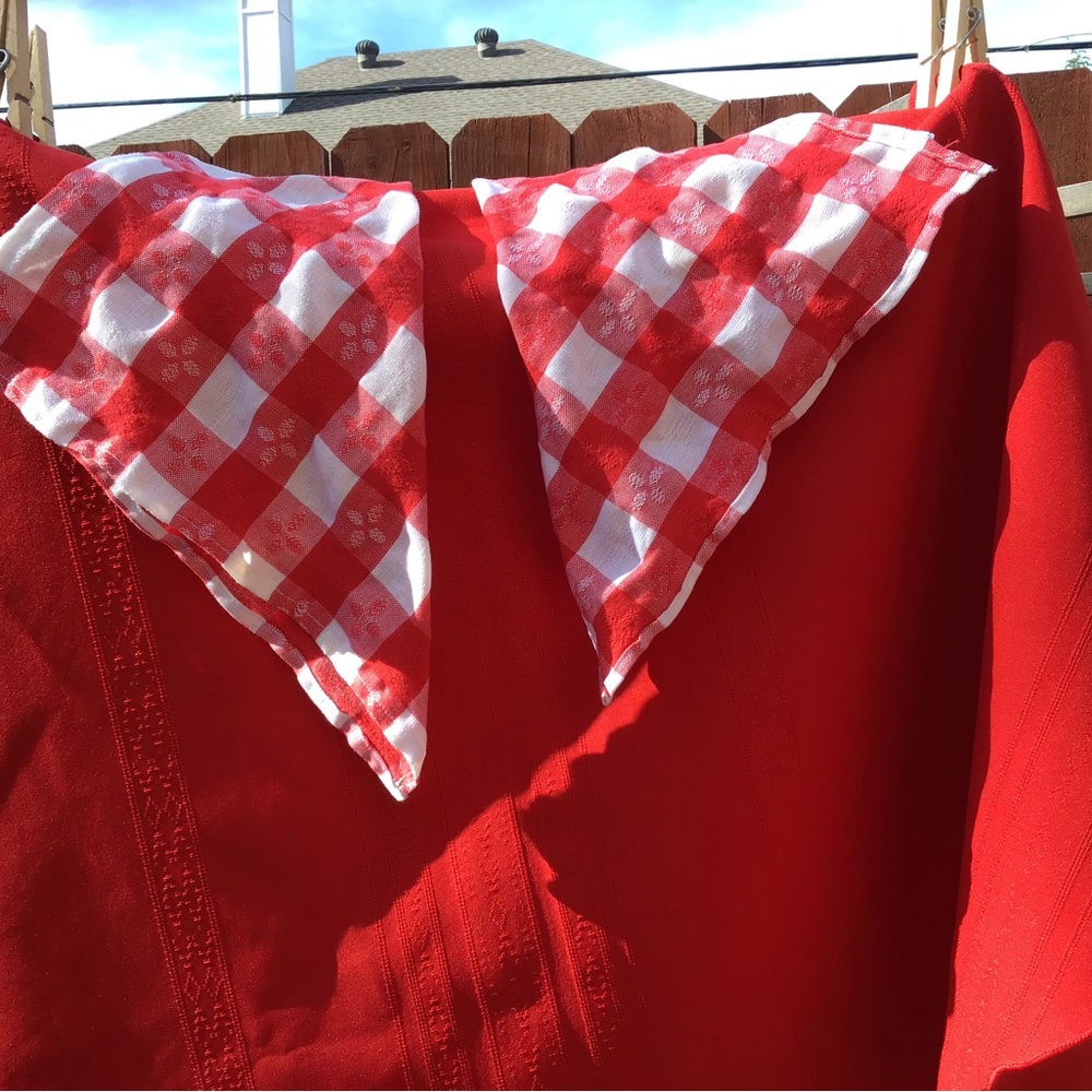 VINTAGE RED ROUND TABLECLOTH WITH NAPKINS